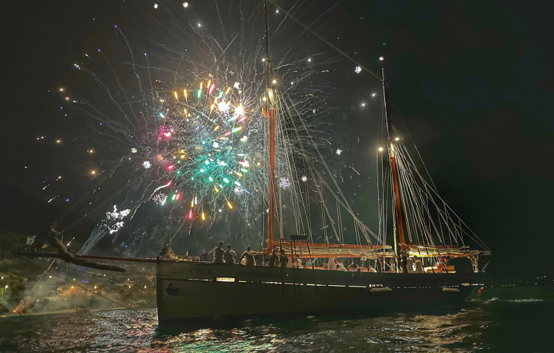 Visione dei Fuochi d’Artificio a bordo del Veliero CIRCE1915 con Buffet di Dolci