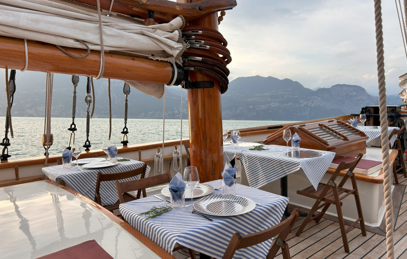 Cena in navigazione a bordo del Veliero